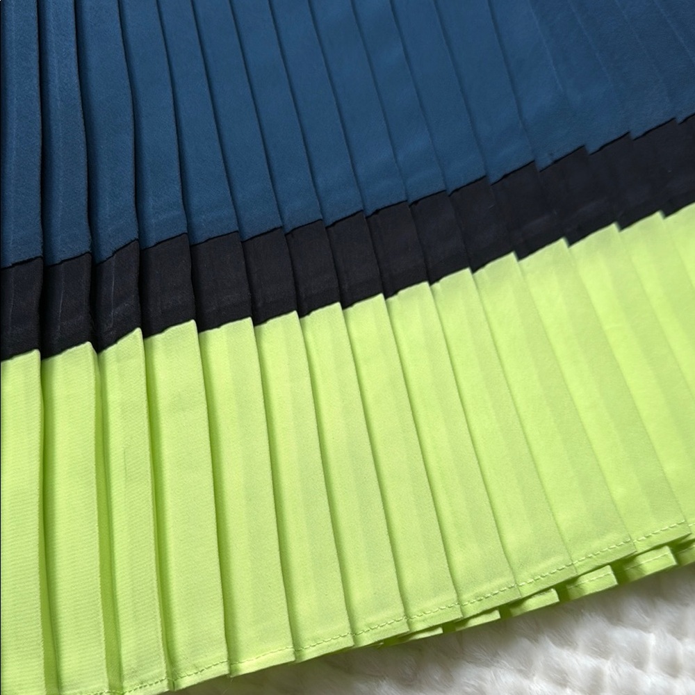 💚 Elegant Blue & Green Pleated Skirt + black Top set. - Picture 2 of 5